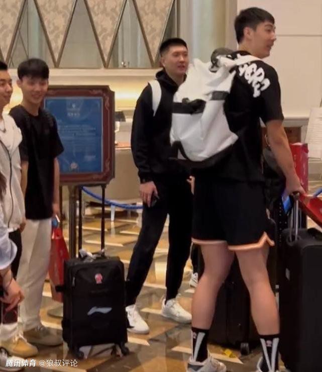 每一次金鸡报晓，都是一次深情凝视。